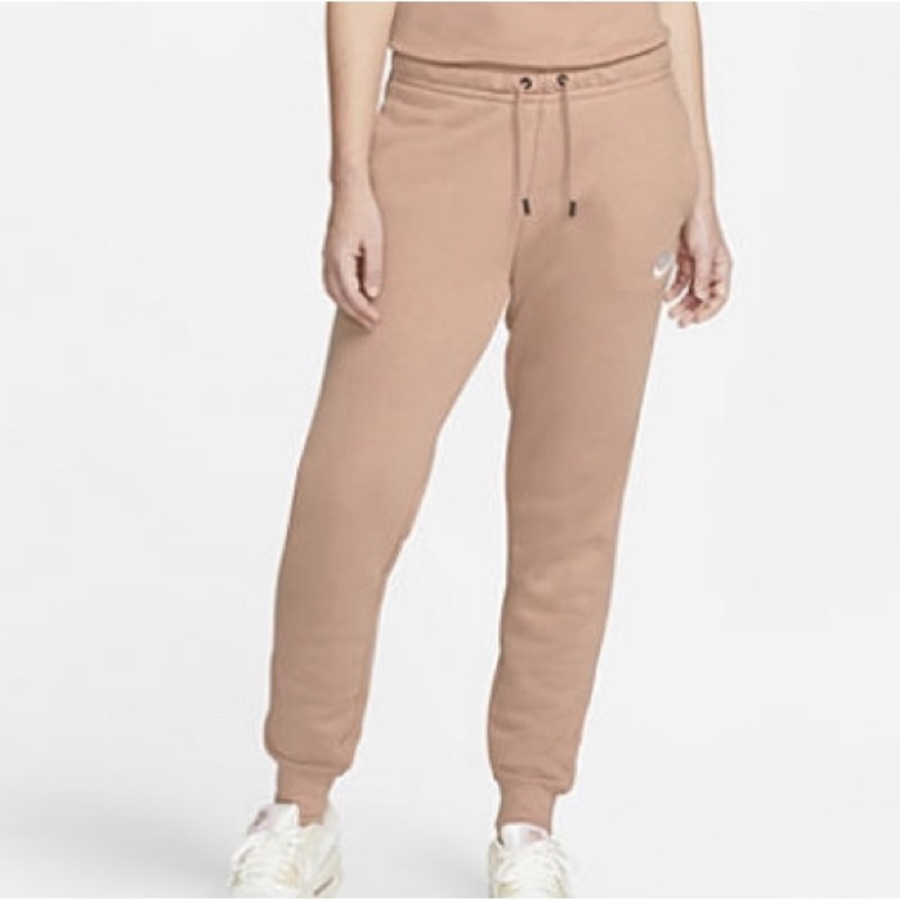 🌷 Brand New Nike Sportwear Essential Jogger 🌷